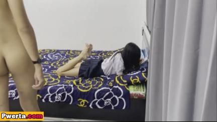 Adik Kong Hipag Habang Naka-Cellphone, Biglang Tinira sa Gilid