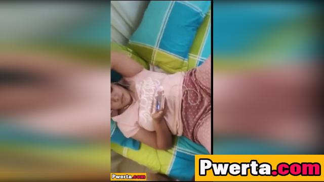 Saglit nag te text boyfriend ko Kuya